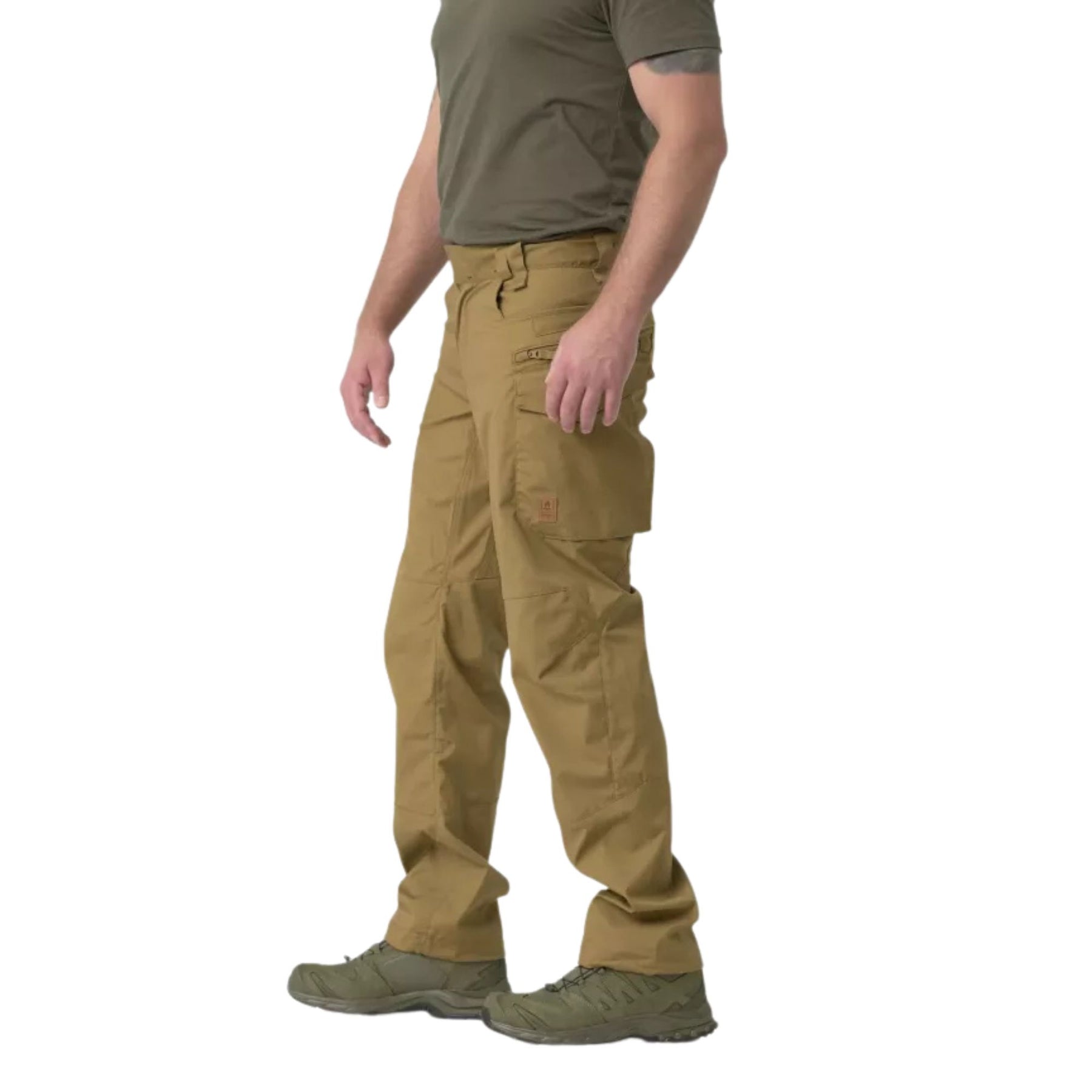 Helikon-Tex Pilgrim Pants pantaloni tecnici in tessuto DuraCanvas con rinforzi sulle ginocchia, tasche e vita rialzata per protezione renale. Ideali per bushcraft, escursionismo e attività outdoor impegnative.