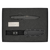 Extrema Ratio Folgore Verticale M390 Limited Edition coltello a lama fissa con fodero in kydex e piastrina metallica numerata in confezione regalo da collezione su sfondo con equipaggiamento tattico militare