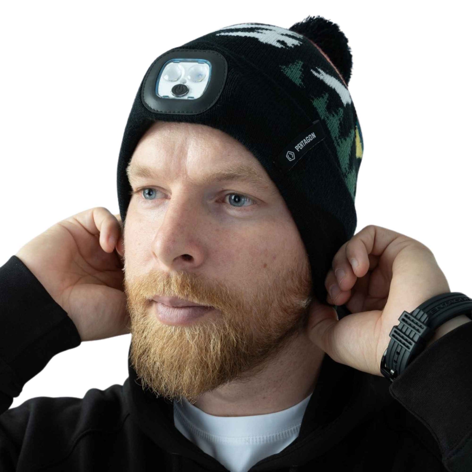 Pentagon Sanctuary Knit Beanie. Berretto invernale in morbido filato acrilico con pon pon e grafica naturale. Design a maglia traspirante con scritta su risvolto a costine per vestibilità comoda. Accessorio termico per protezione dal freddo in attività outdoor.