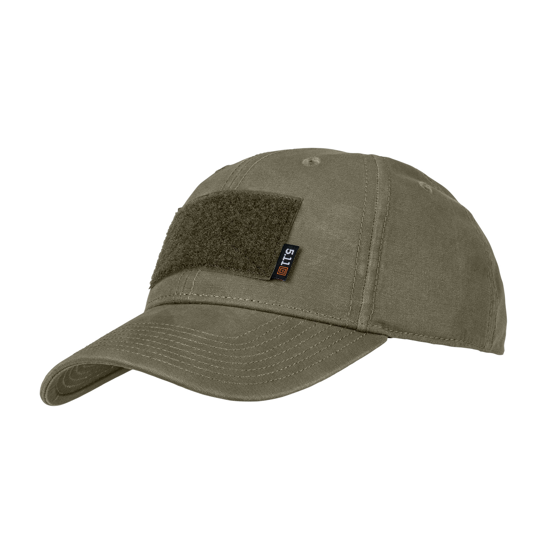 5.11 Tactical Flag Bearer Cap: Cappello stile baseball con costruzione soft-crown a 6 pannelli. Dotato di pannello frontale in velcro per patch, occhielli ricamati per ventilazione e fascia antisudore in jersey traspirante con inserto in schiuma. Taglia unica regolabile per massimo comfort.