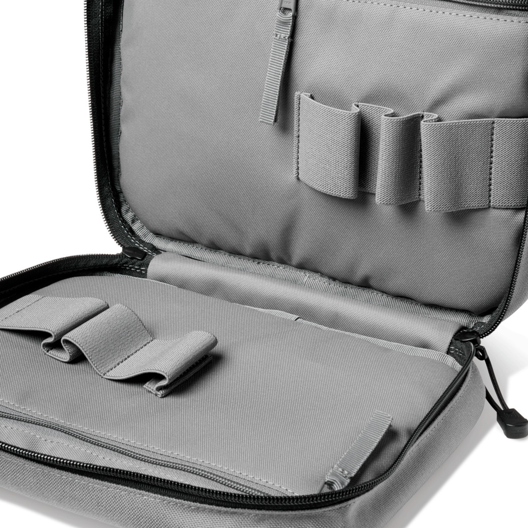 5.11 Tactical Double Pistol Case edizione SIG Sauer. Valigetta imbottita in Nylon 1050D progettata per il trasporto sicuro di due pistole e caricatori. Dotata di maniglie rinforzate, zip YKK perimetrale e apertura completa a 180 gradi per accesso rapido in poligono.