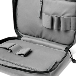 5.11 Tactical Double Pistol Case edizione SIG Sauer. Valigetta imbottita in Nylon 1050D progettata per il trasporto sicuro di due pistole e caricatori. Dotata di maniglie rinforzate, zip YKK perimetrale e apertura completa a 180 gradi per accesso rapido in poligono.