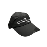 Extrema Ratio Running Cap: Cappello tecnico ultra-leggero progettato per attività dinamiche e sport. Realizzato in tessuto traspirante con ampi pannelli laterali in rete mesh per una ventilazione ottimale. Presenta il logo Extrema Ratio ricamato sulla parte frontale e chiusura posteriore regolabile.