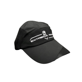 Extrema Ratio Running Cap: Cappello tecnico ultra-leggero progettato per attività dinamiche e sport. Realizzato in tessuto traspirante con ampi pannelli laterali in rete mesh per una ventilazione ottimale. Presenta il logo Extrema Ratio ricamato sulla parte frontale e chiusura posteriore regolabile.