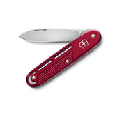 Victorinox Onefold Alox. Coltello chiudibile a lama singola liscia. Guancette in alluminio strutturato con fresature decorative e design scheletrato ultrapiatto. Strumento essenziale e leggero ideale per il porto quotidiano EDC minimalista.