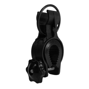Armytek Bicycle Mount ABM-01. Supporto per bicicletta progettato per il fissaggio sicuro di torce con diametro del corpo di 24.5 mm. Costruito in materiale plastico robusto, presenta un morsetto da manubrio con interno dentellato e manopola di serraggio a vite per garantire massima stabilità. Il sistema di ritenzione superiore blocca la torcia in posizione tramite un anello elastico resistente, rendendolo ideale per l'illuminazione durante le uscite in bici.