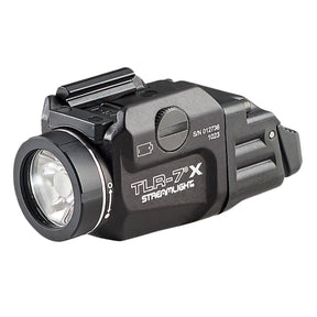 Streamlight TLR-7 X torcia tattica sottocanna compatta con attacco rapido per armi corte, pulsanti di attivazione posteriori ambidestri e ottica TIR per un fascio luminoso concentrato e ampia illuminazione periferica.