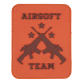 101 INC Airsoft Team Patch tattica disponibile in versione PVC  con retro in velcro o ricamata termoadesiva  caratterizzata da design con due fucili incrociati tre stelle e scritte Airsoft Team in rilievo ideale per softair e personalizzazione di zaini o abbigliamento.