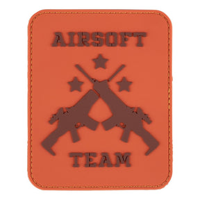 101 INC Airsoft Team Patch tattica disponibile in versione PVC  con retro in velcro o ricamata termoadesiva  caratterizzata da design con due fucili incrociati tre stelle e scritte Airsoft Team in rilievo ideale per softair e personalizzazione di zaini o abbigliamento.