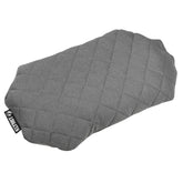 Klymit Luxe Pillow cuscino da trekking gonfiabile con fodera trapuntata a rombi morbida e rimovibile per il massimo comfort in campeggio. Ideale per escursionismo, viaggi e outdoor, dotato di etichetta con logo cucita sul lato, fotografato isolato su sfondo bianco.