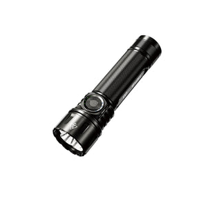 Nitecore EX7 Torcia Tattica Ricaricabile 6000 Lumen. Corpo compatto in alluminio con 4 LED M515S e tecnologia Lumin Shield per fascio variabile Spot/Flood/Mix. Switch laterale, base magnetica e ricarica USB-C. Ideale per ricerca, soccorso e uso professionale.