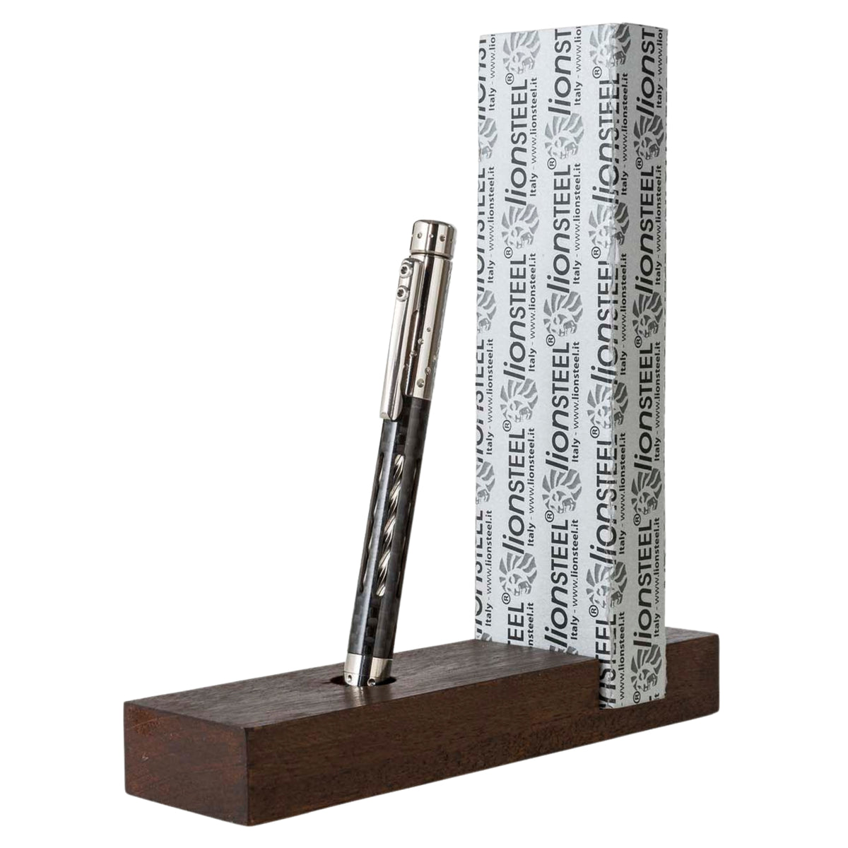 LionSteel Nyala Carbon Fiber Grey Shine penna tattica con corpo in titanio 6Al4V, inserti in fibra di carbonio, meccanismo Twist e refill Fisher Space Pen. Inclusa base in legno. 