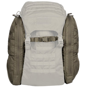 Eberlestock Mission Wings moduli laterali di espansione per sistema EMOD accoppiati a uno zaino principale. I due borsoni verticali con cerniere e passanti MOLLE sono evidenziati per mostrare l'incremento di volume e l'organizzazione tattica del carico aggiuntivo.
