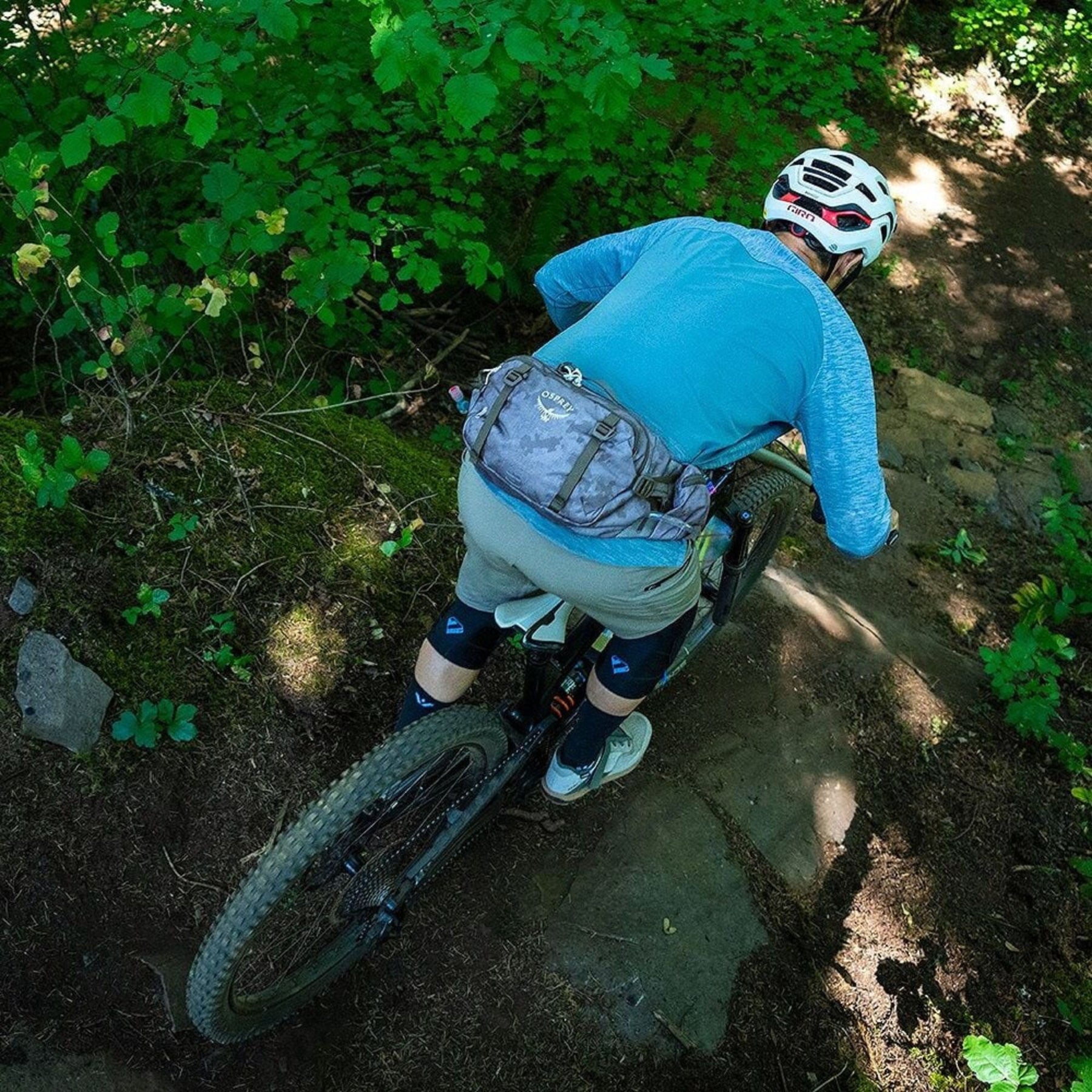 Osprey Seral 7 marsupio idrico da ciclismo e MTB con capacità 7 litri, serbatoio d'acqua integrato, tasche organizer con cerniera e cinghie di compressione stabilizzanti. Collezione 2026.