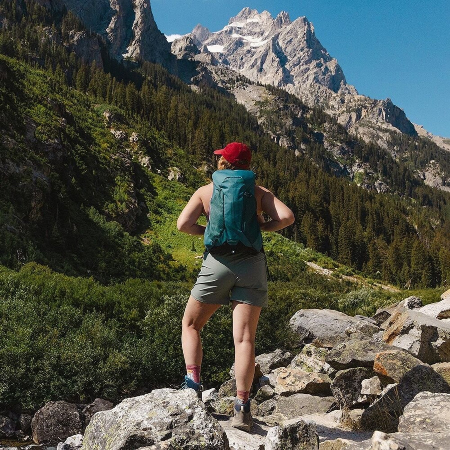 Osprey Hikelite LT 16 zaino tecnico da escursionismo giornaliero ultraleggero con capacità 16 L dotato di schienale ventilato AirSpeed tasche laterali in rete elastica e spallacci traspiranti. Zaino da trekking ideale per camminate outdoor e gite in giornata.