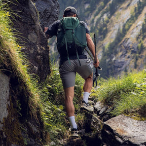 Osprey Hikelite LT 30 Zaino da 30 L ultraleggero da trekking ed escursionismo con schienale ventilato AirSpeed, tasche laterali in rete elasticizzata, spallacci ergonomici e chiusura a cappuccio con fibbie per outdoor su sfondo bianco.