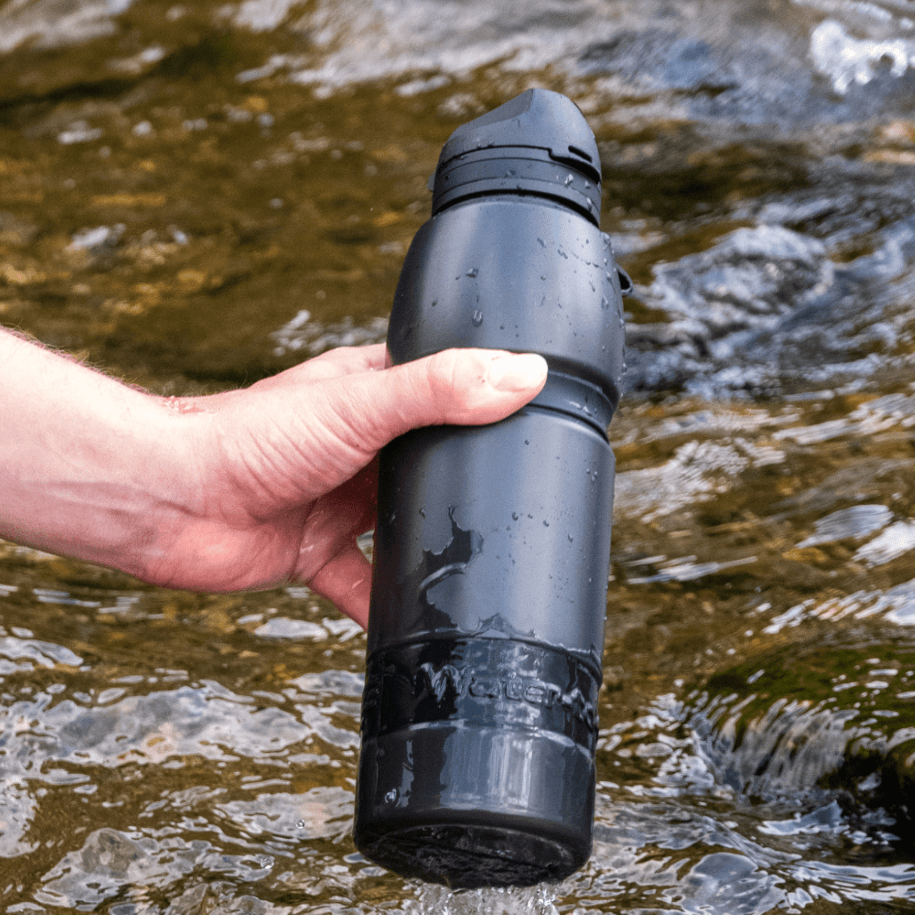 Water-to-Go Eco Active Bottle 1 L borraccia filtrante con sistema di purificazione integrato e tappo con filtro rimovibile inclusa di cinturino da polso Active per sport e outdoor.