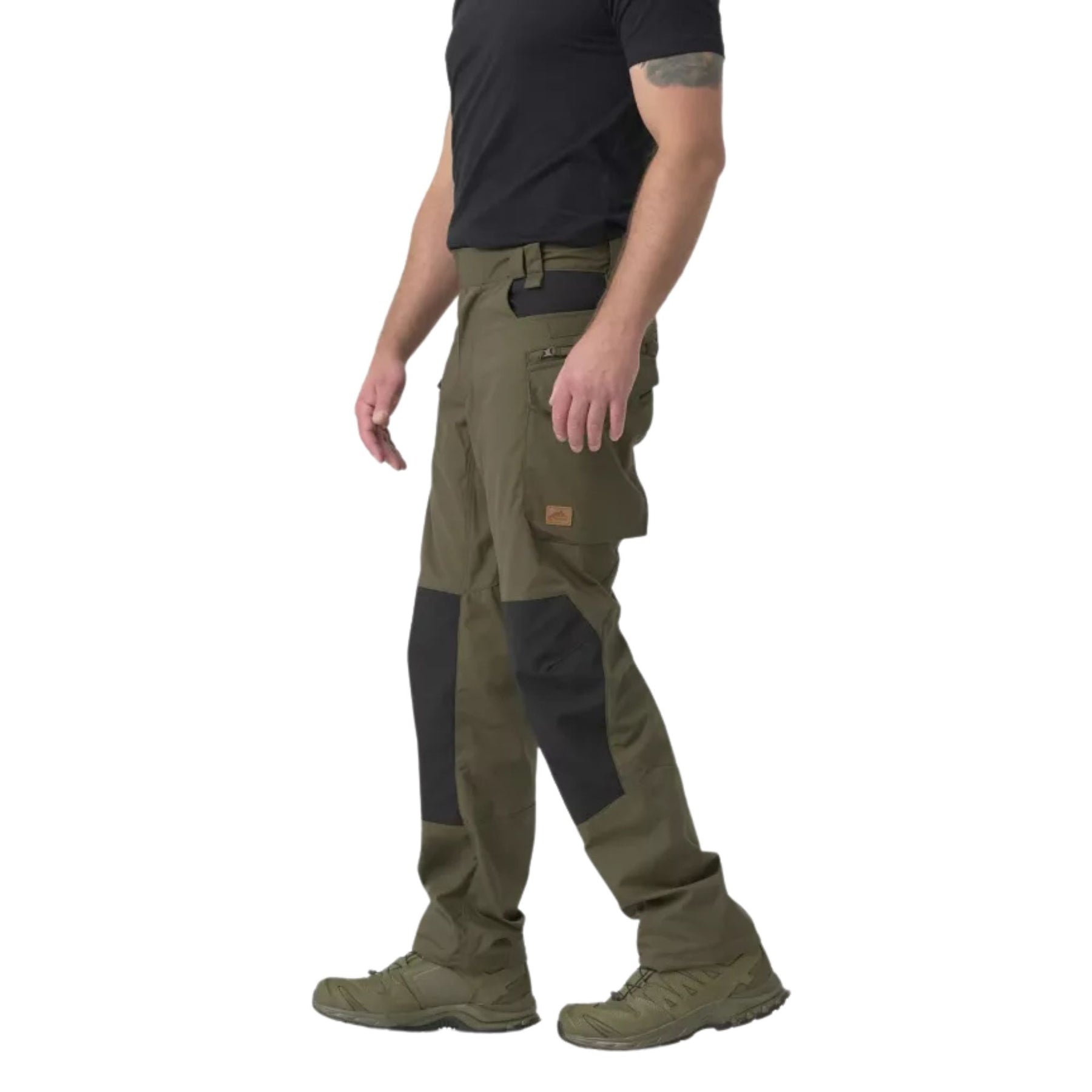 Helikon-Tex Pilgrim Pants pantaloni tecnici in tessuto DuraCanvas con rinforzi sulle ginocchia, tasche e vita rialzata per protezione renale. Ideali per bushcraft, escursionismo e attività outdoor impegnative.