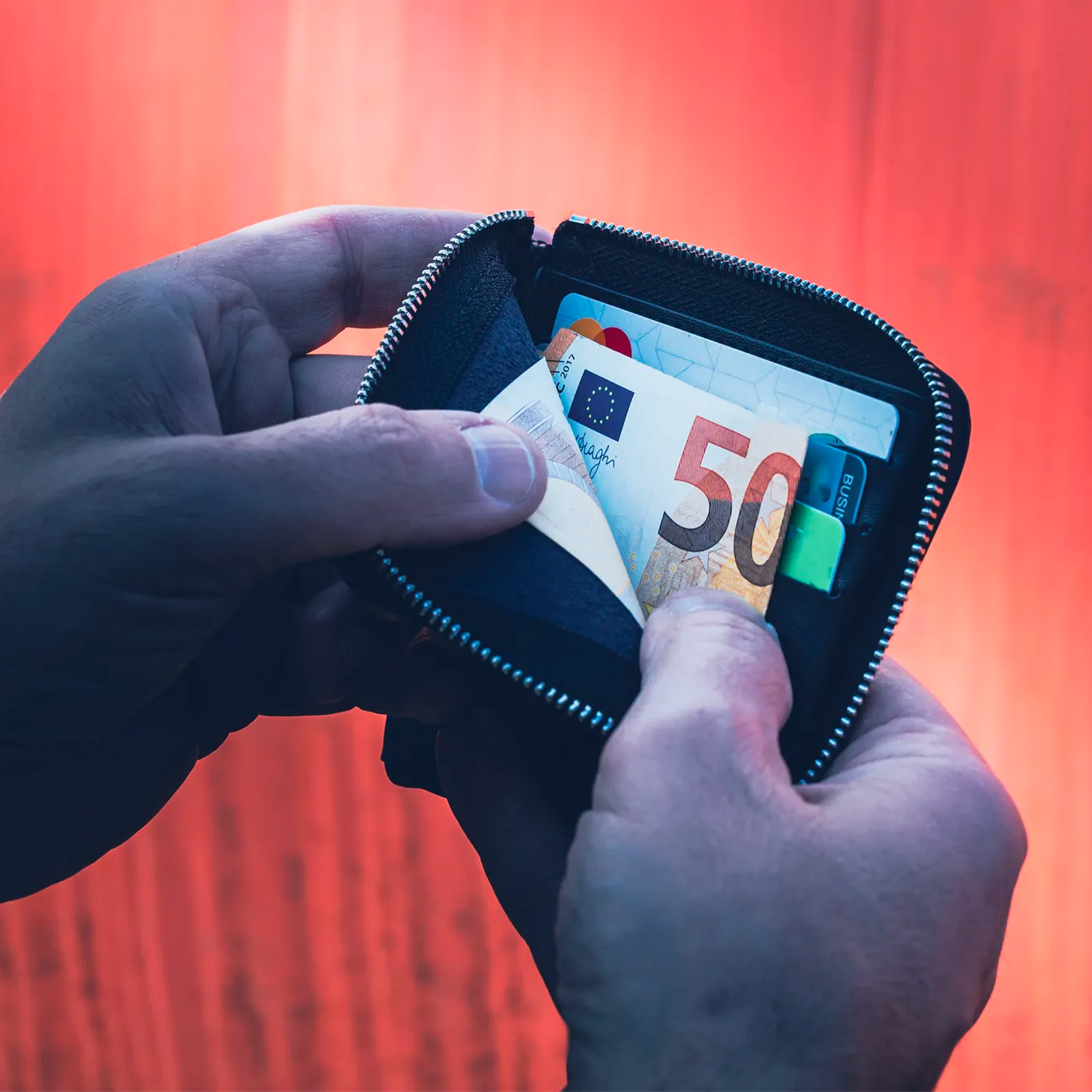 Set Extrema Ratio The Carry Box in edizione limitata, confezione regalo che include un coltello chiudibile BFK EVO, un cappellino nero da baseball, un portafoglio in pelle nero e una piastrina multifunzione in metallo (card tool)