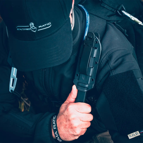 Extrema Ratio Sentinel Backpack: Zaino tattico da 35 litri. Dotato di sistema MOLLE laser-cut, scomparto principale ad apertura completa, tasche dedicate per laptop e sacca idrica. Include schienale traspirante termoforato e maniglia in paracord intrecciato per massima resistenza.