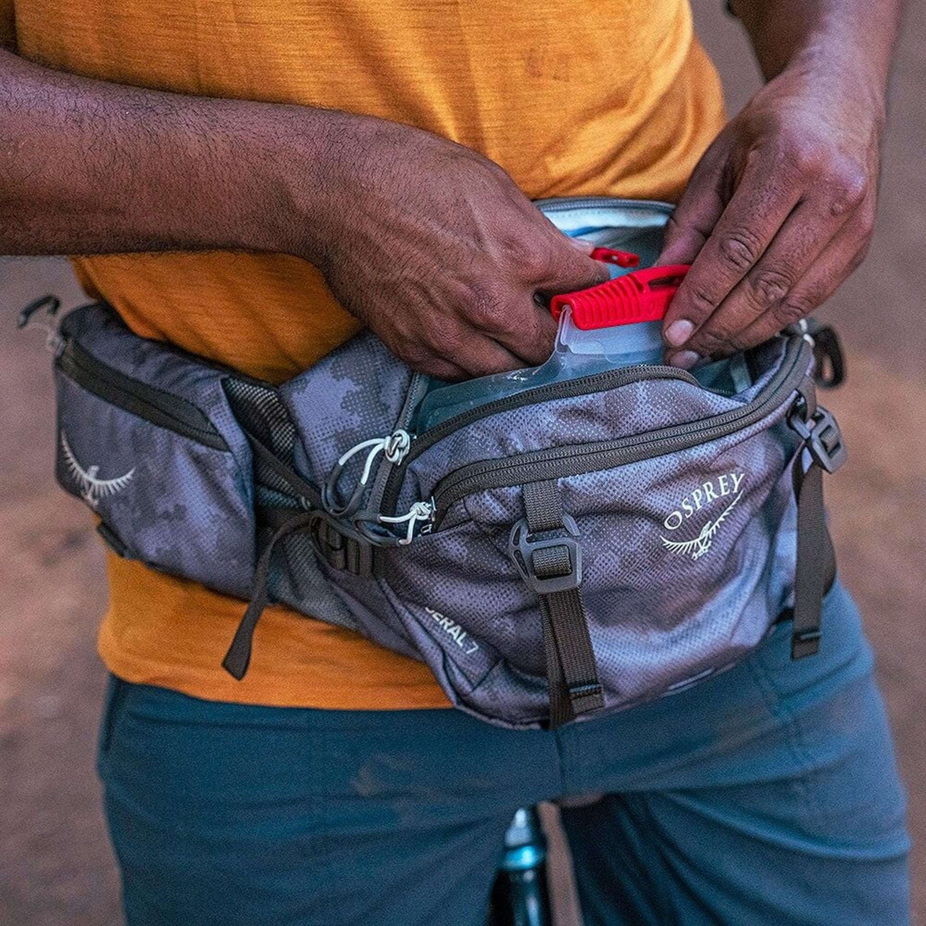 Osprey Seral 7 marsupio idrico da ciclismo e MTB con capacità 7 litri, serbatoio d'acqua integrato, tasche organizer con cerniera e cinghie di compressione stabilizzanti. Collezione 2026.