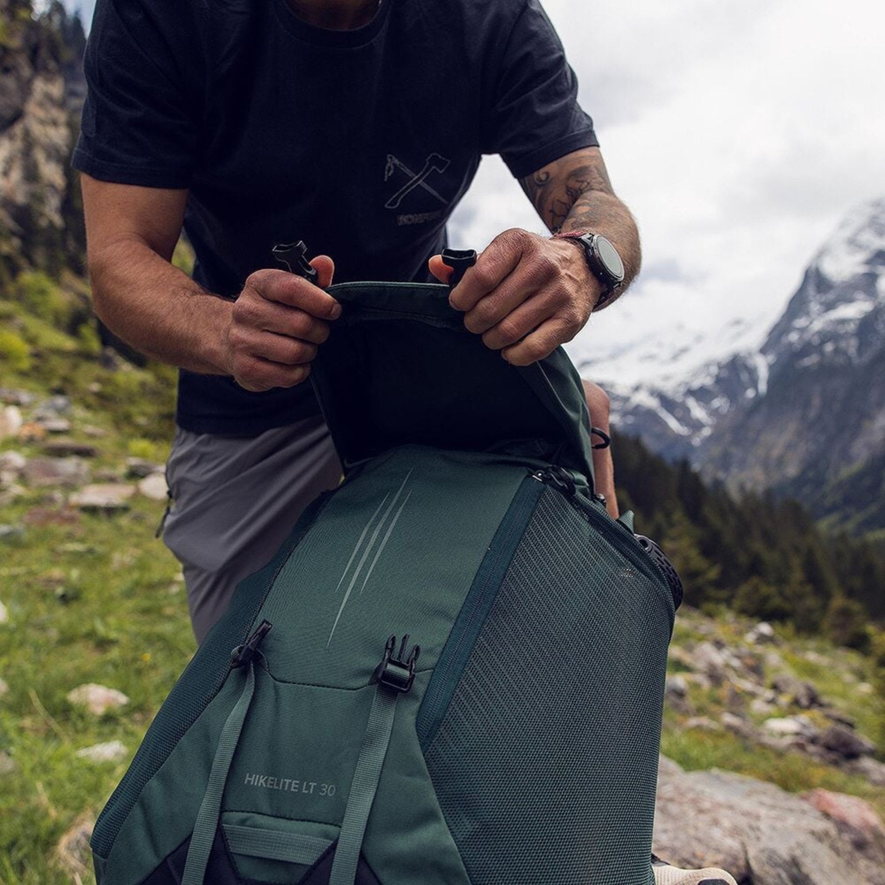 Osprey Hikelite LT 30 Zaino da 30 L ultraleggero da trekking ed escursionismo con schienale ventilato AirSpeed, tasche laterali in rete elasticizzata, spallacci ergonomici e chiusura a cappuccio con fibbie per outdoor su sfondo bianco.