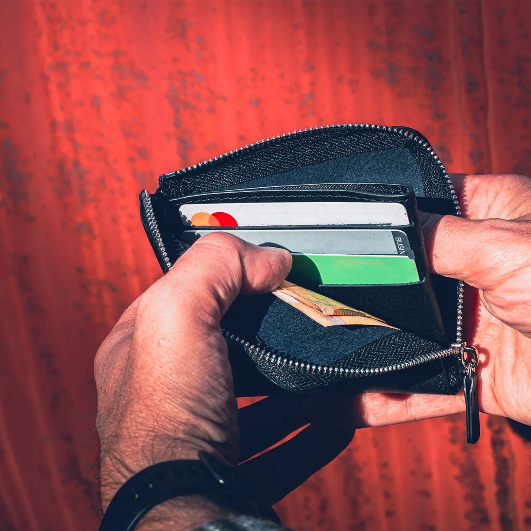 Set Extrema Ratio The Carry Box in edizione limitata, confezione regalo che include un coltello chiudibile BFK EVO, un cappellino nero da baseball, un portafoglio in pelle nero e una piastrina multifunzione in metallo (card tool)