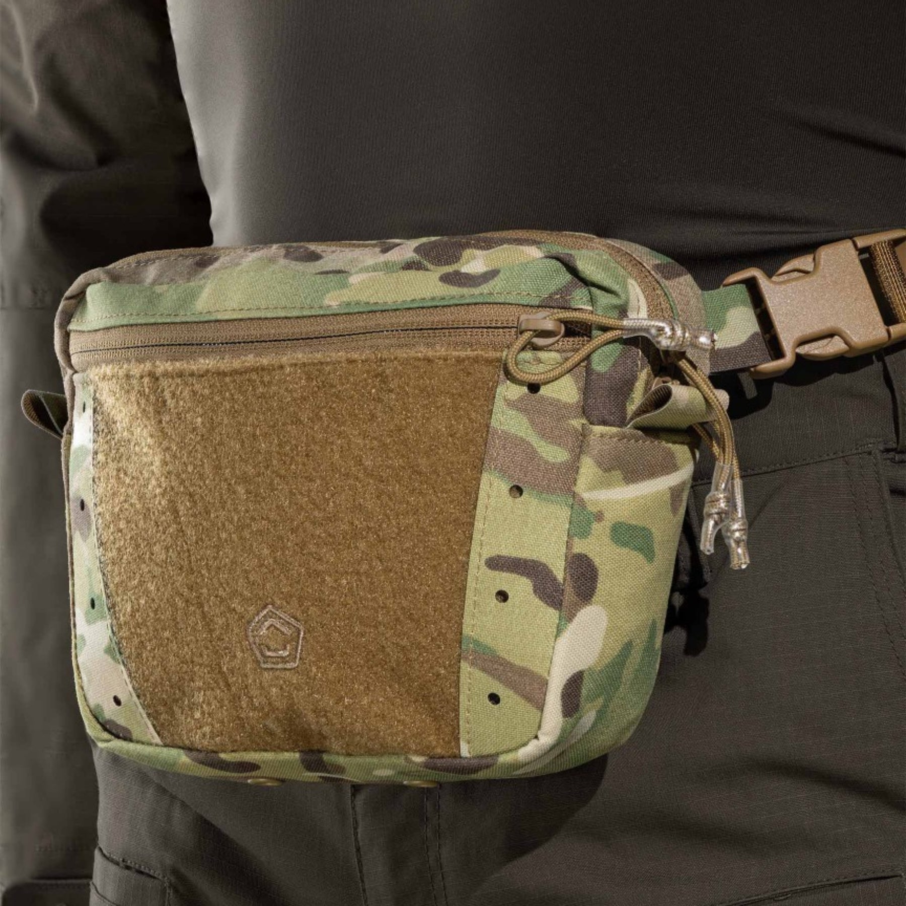 Pentagon Amina Dangler Pouch marsupio tattico multifunzione e tasca dangler per gilet portapiastre con pannello frontale a strappo per patch, fori di drenaggio e cinghia regolabile con fibbia a sgancio rapido per uso EDC e outdoor.