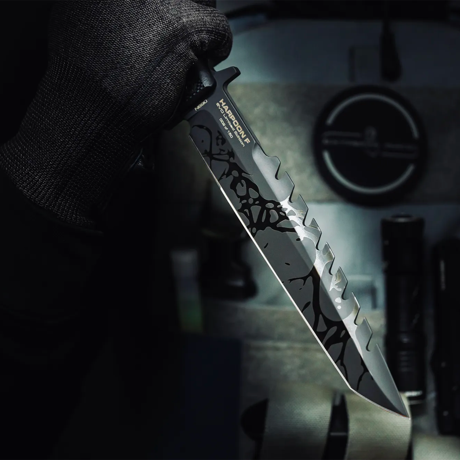 Extrema Ratio Harpoon F EVO Limited Edition: Coltello a lama fissa tattico in serie limitata di 150 esemplari. Lama in acciaio N690 con seghettatura dorsale. Impugnatura ergonomica in G10 e fodero tecnico incluso. Pezzo da collezione per professionisti e appassionati.