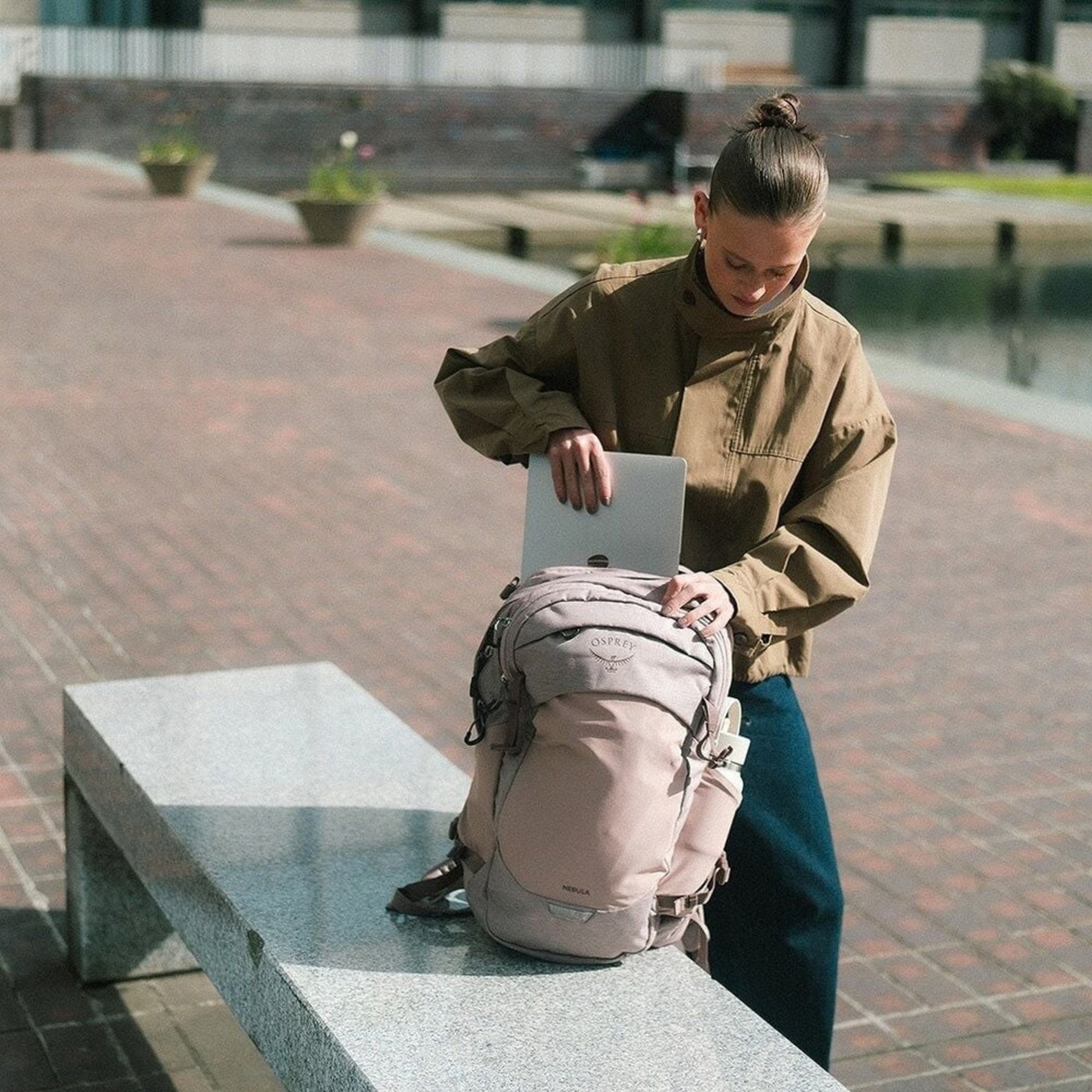 Osprey Nebula 32 Driftshade zaino da 32 litri in edizione limitata con scomparti multipli e spallacci imbottiti ergonomici per outdoor, viaggi, studio e uso quotidiano EDC.