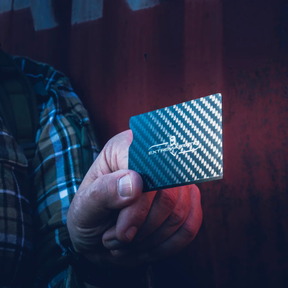 Set Extrema Ratio The Carry Box in edizione limitata, confezione regalo che include un coltello chiudibile BFK EVO, un cappellino nero da baseball, un portafoglio in pelle nero e una piastrina multifunzione in metallo (card tool)