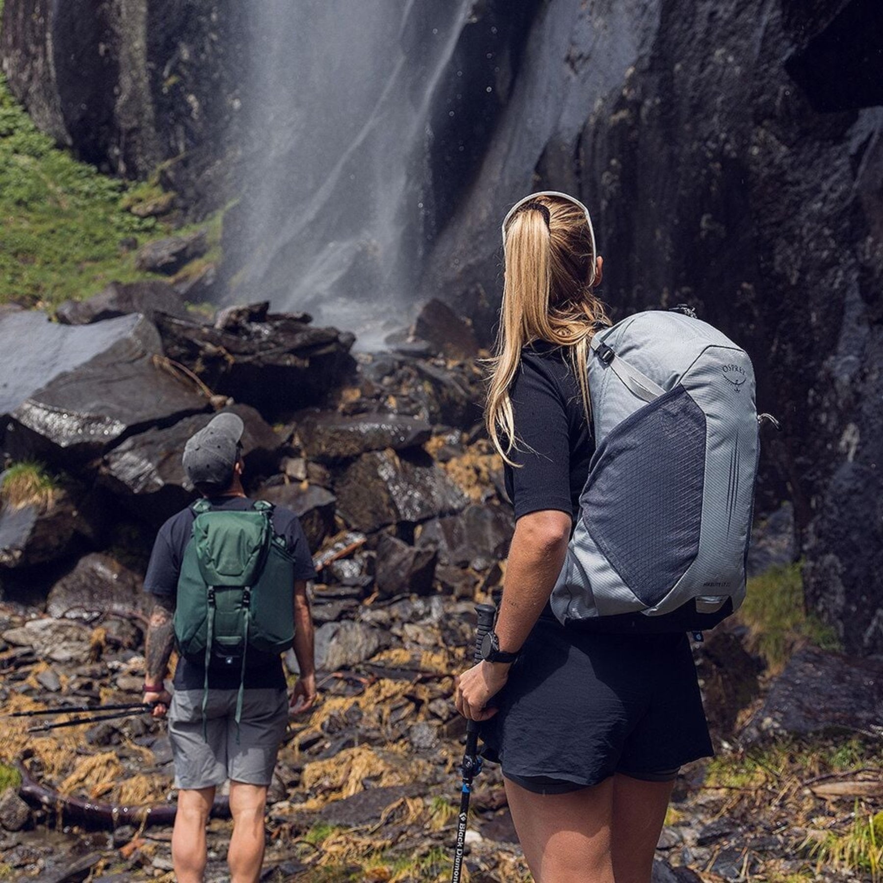 Osprey Hikelite LT 30 Zaino da 30 L ultraleggero da trekking ed escursionismo con schienale ventilato AirSpeed, tasche laterali in rete elasticizzata, spallacci ergonomici e chiusura a cappuccio con fibbie per outdoor su sfondo bianco.