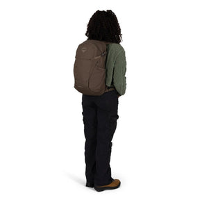 Osprey Daylite Plus Driftshade zaino multiruolo da 20 litri con scomparto per laptop e sacca idrica, tasche laterali in mesh, cinghie di compressione e schienale traspirante AirScape, in edizione limitata per trekking, viaggi e uso quotidiano.