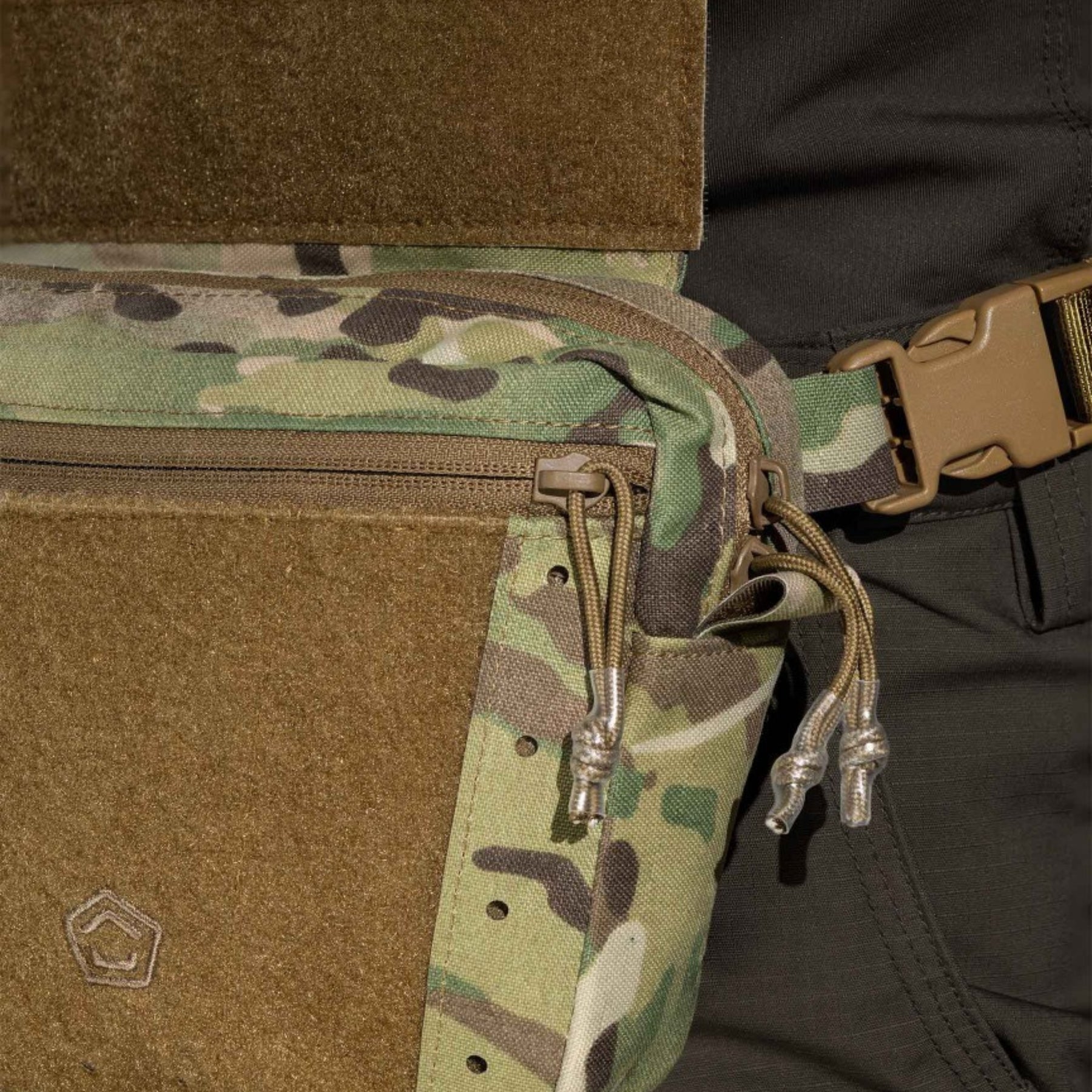 Pentagon Amina Dangler Pouch marsupio tattico multifunzione e tasca dangler per gilet portapiastre con pannello frontale a strappo per patch, fori di drenaggio e cinghia regolabile con fibbia a sgancio rapido per uso EDC e outdoor.