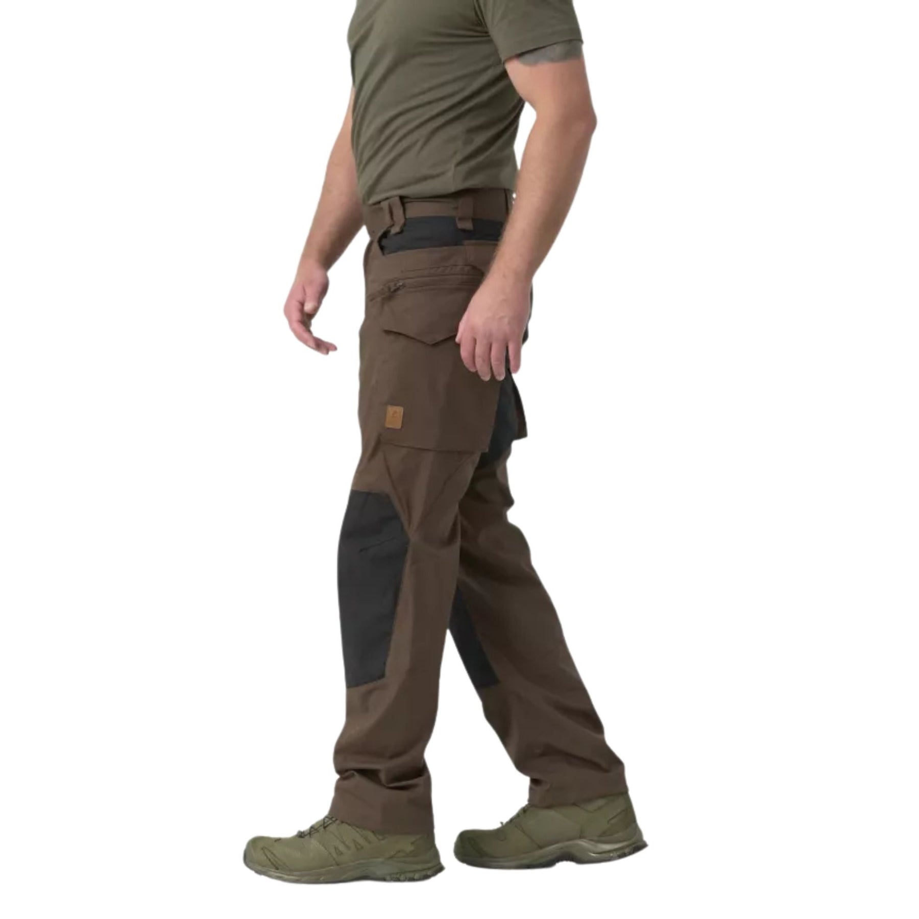 Helikon-Tex Pilgrim Pants pantaloni tecnici in tessuto DuraCanvas con rinforzi sulle ginocchia, tasche e vita rialzata per protezione renale. Ideali per bushcraft, escursionismo e attività outdoor impegnative.