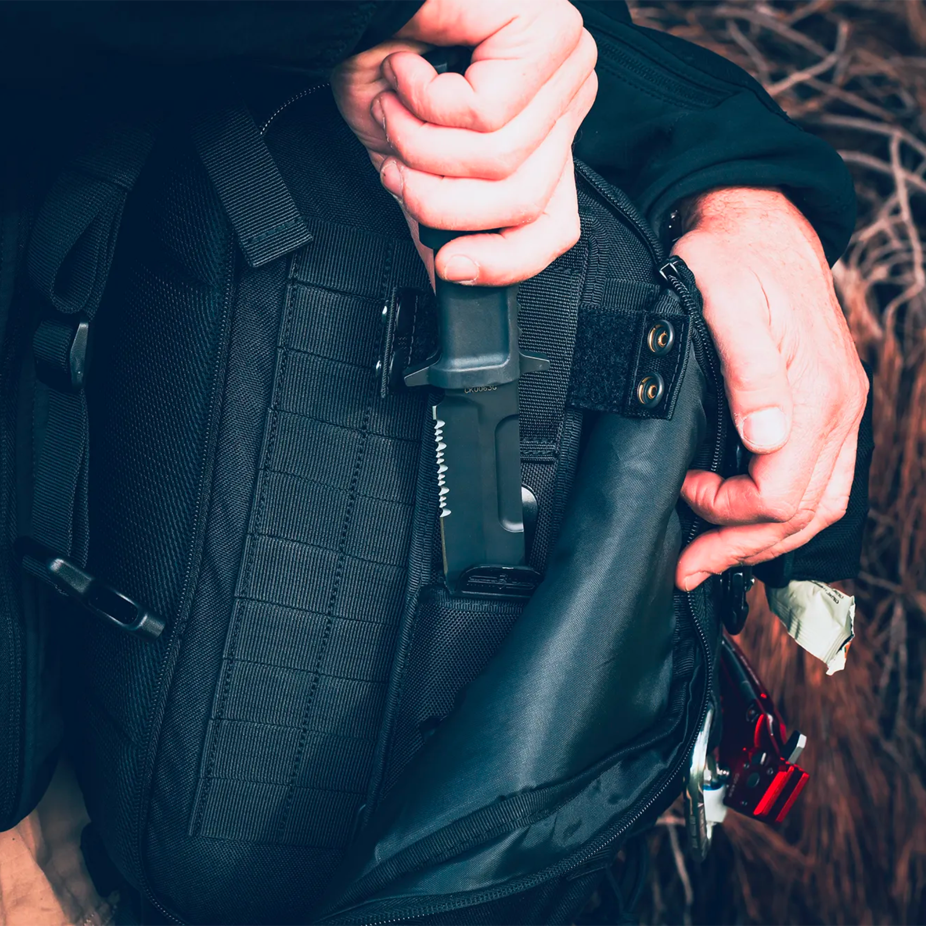 Extrema Ratio Sentinel Backpack: Zaino tattico da 35 litri. Dotato di sistema MOLLE laser-cut, scomparto principale ad apertura completa, tasche dedicate per laptop e sacca idrica. Include schienale traspirante termoforato e maniglia in paracord intrecciato per massima resistenza.