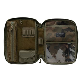 Helikon-Tex A5 Notebook Cover pouch EDC in Cordura con ampio pannello frontale in velcro e logo del brand, chiusura a cerniera superiore e tiretti in paracord. Organizer tattico portadocumenti e per accessori.