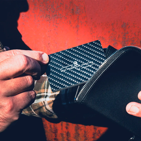 Set Extrema Ratio The Carry Box in edizione limitata, confezione regalo che include un coltello chiudibile BFK EVO, un cappellino nero da baseball, un portafoglio in pelle nero e una piastrina multifunzione in metallo (card tool)