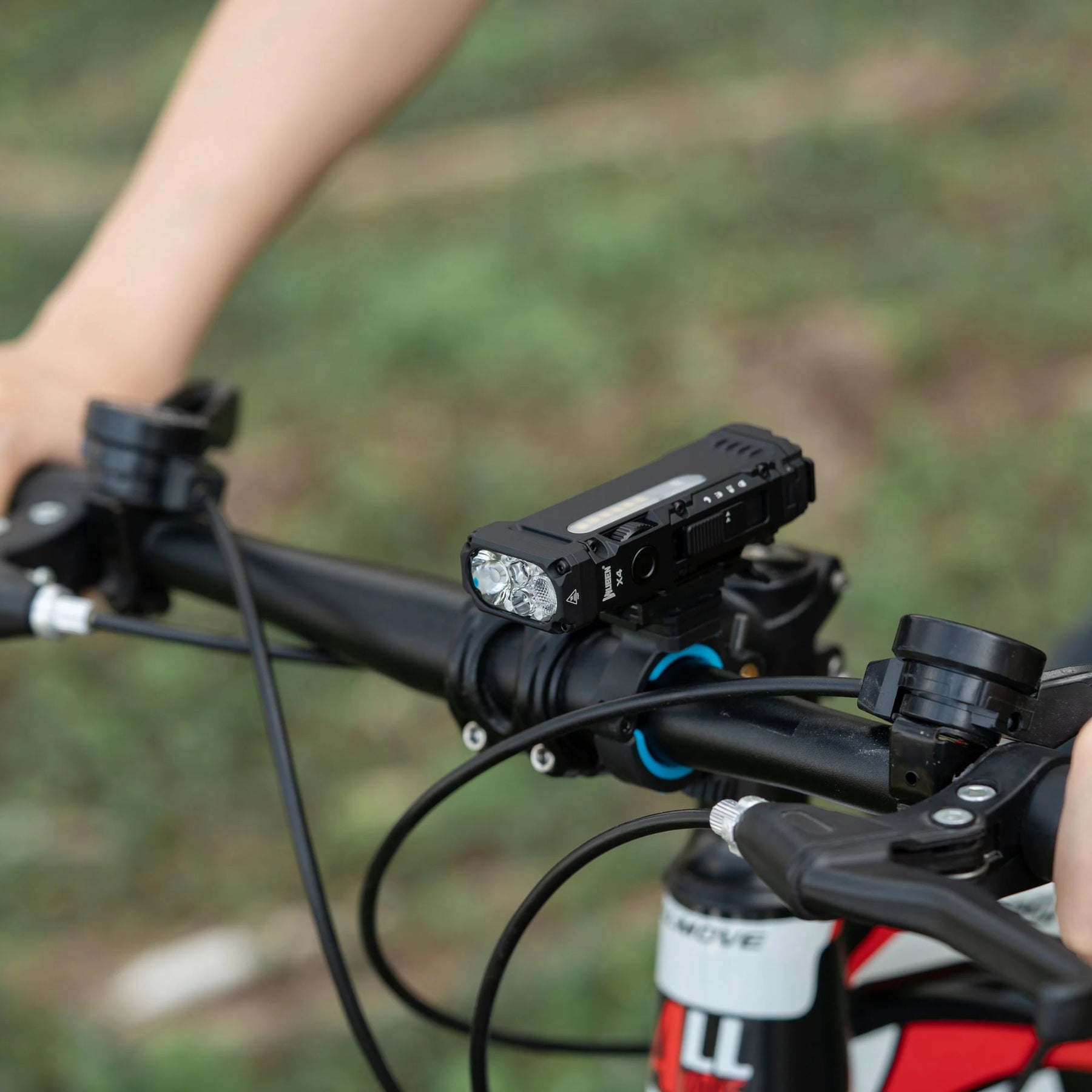 WUBEN X4 Torcia magnetica multifunzione da 1500 lumen. Design EDC compatto e robusto con ricarica USB-C e d per outdoor e uso professionale.