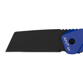 Extrema Ratio ANT Urban SF: Coltello chiudibile EDC compatto con lama sheepfoot in acciaio Bohler N690. Versione Urban caratterizzata da impugnatura in alluminio anticorodal anodizzato. Sistema di chiusura Frame Lock e struttura ultra-leggera per porto quotidiano.