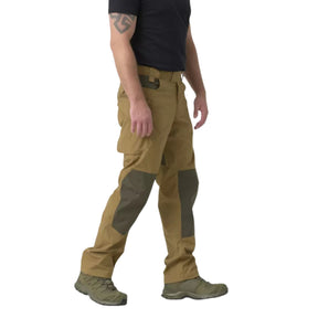 Helikon-Tex Pilgrim Pants pantaloni tecnici in tessuto DuraCanvas con rinforzi sulle ginocchia, tasche e vita rialzata per protezione renale. Ideali per bushcraft, escursionismo e attività outdoor impegnative.