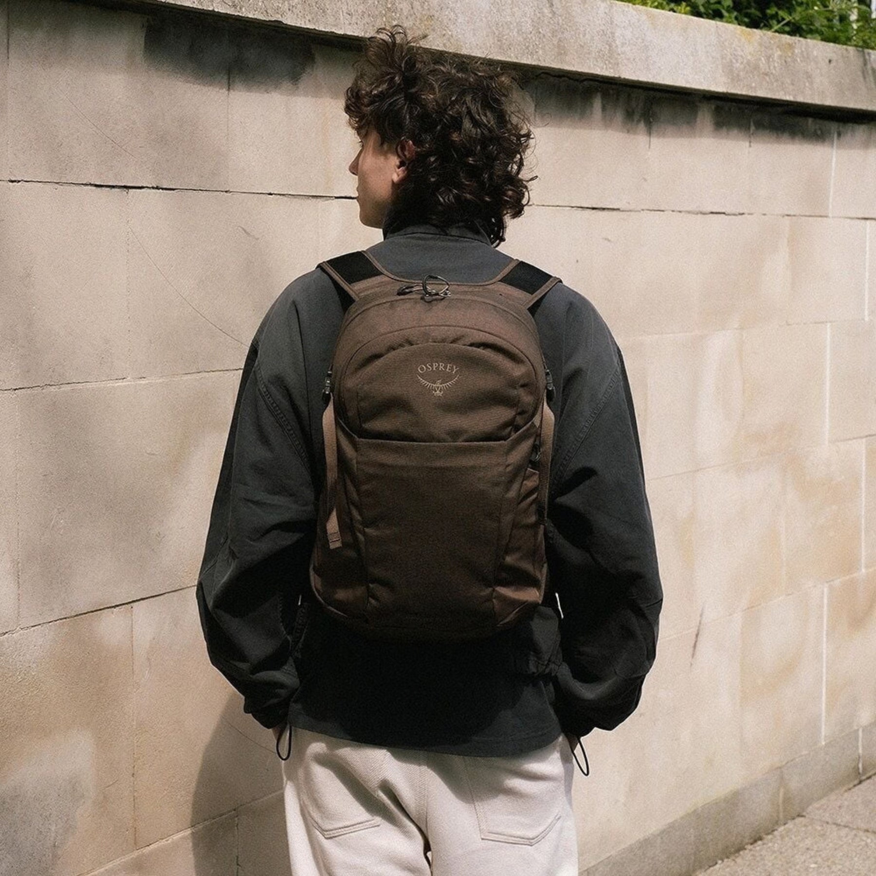 Osprey Daylite Plus Driftshade zaino multiruolo da 20 litri con scomparto per laptop e sacca idrica, tasche laterali in mesh, cinghie di compressione e schienale traspirante AirScape, in edizione limitata per trekking, viaggi e uso quotidiano.