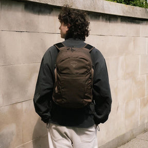 Osprey Daylite Plus Driftshade zaino multiruolo da 20 litri con scomparto per laptop e sacca idrica, tasche laterali in mesh, cinghie di compressione e schienale traspirante AirScape, in edizione limitata per trekking, viaggi e uso quotidiano.