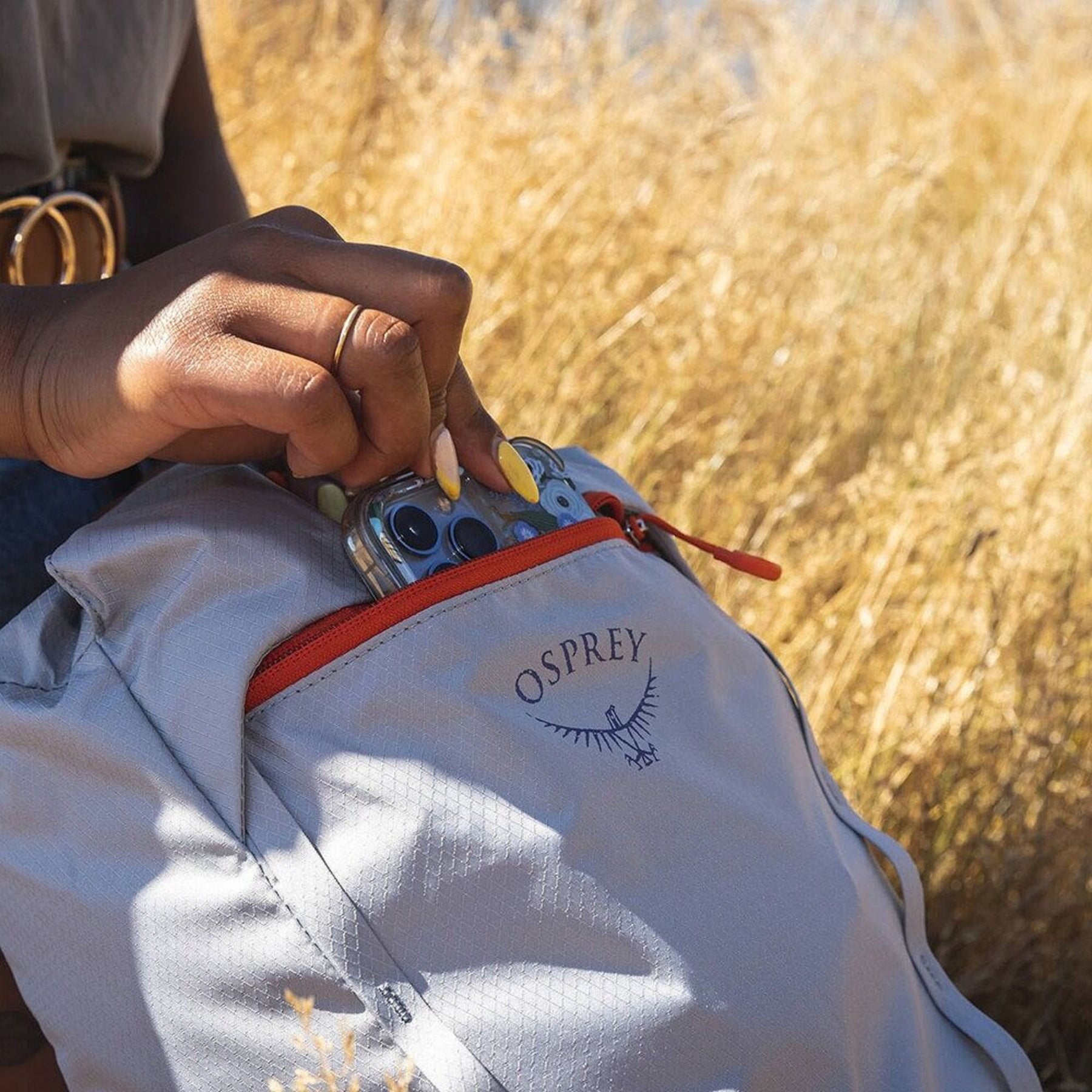 Osprey Daylite Cinch Zaino da 15 Litri con chiusura superiore a coulisse, spallacci traspiranti traforati e tasca frontale con zip. Accessorio versatile ideale per trekking leggero, escursioni e uso quotidiano.