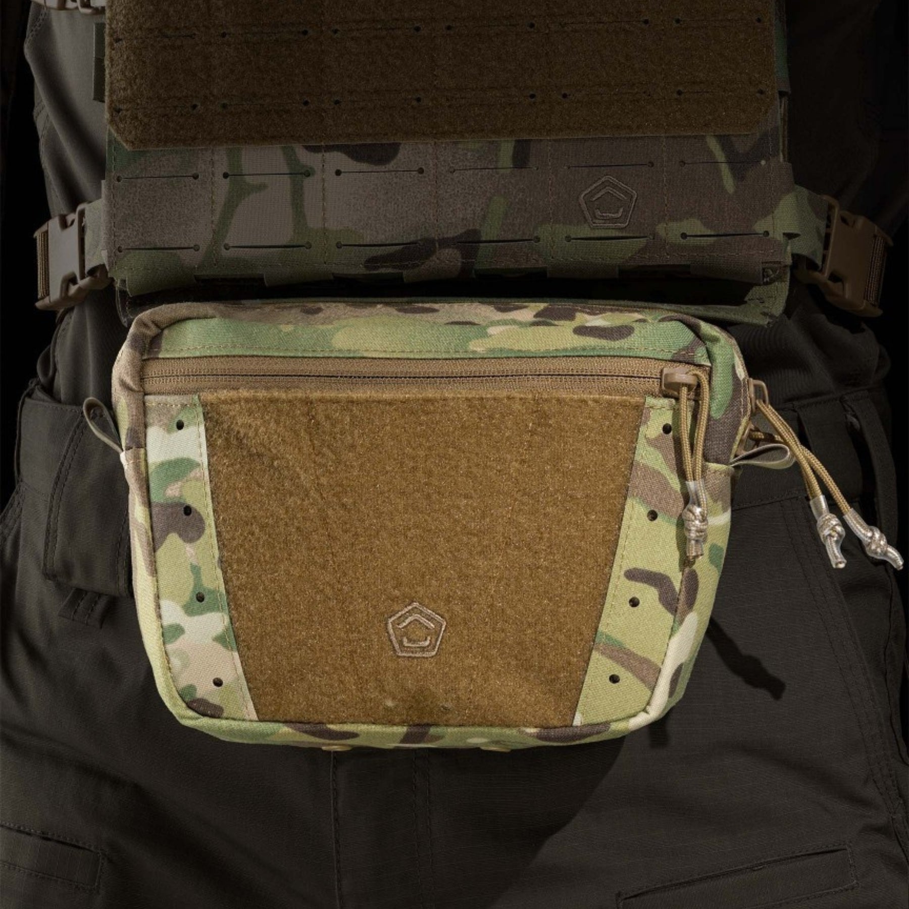 Pentagon Amina Dangler Pouch marsupio tattico multifunzione e tasca dangler per gilet portapiastre con pannello frontale a strappo per patch, fori di drenaggio e cinghia regolabile con fibbia a sgancio rapido per uso EDC e outdoor.