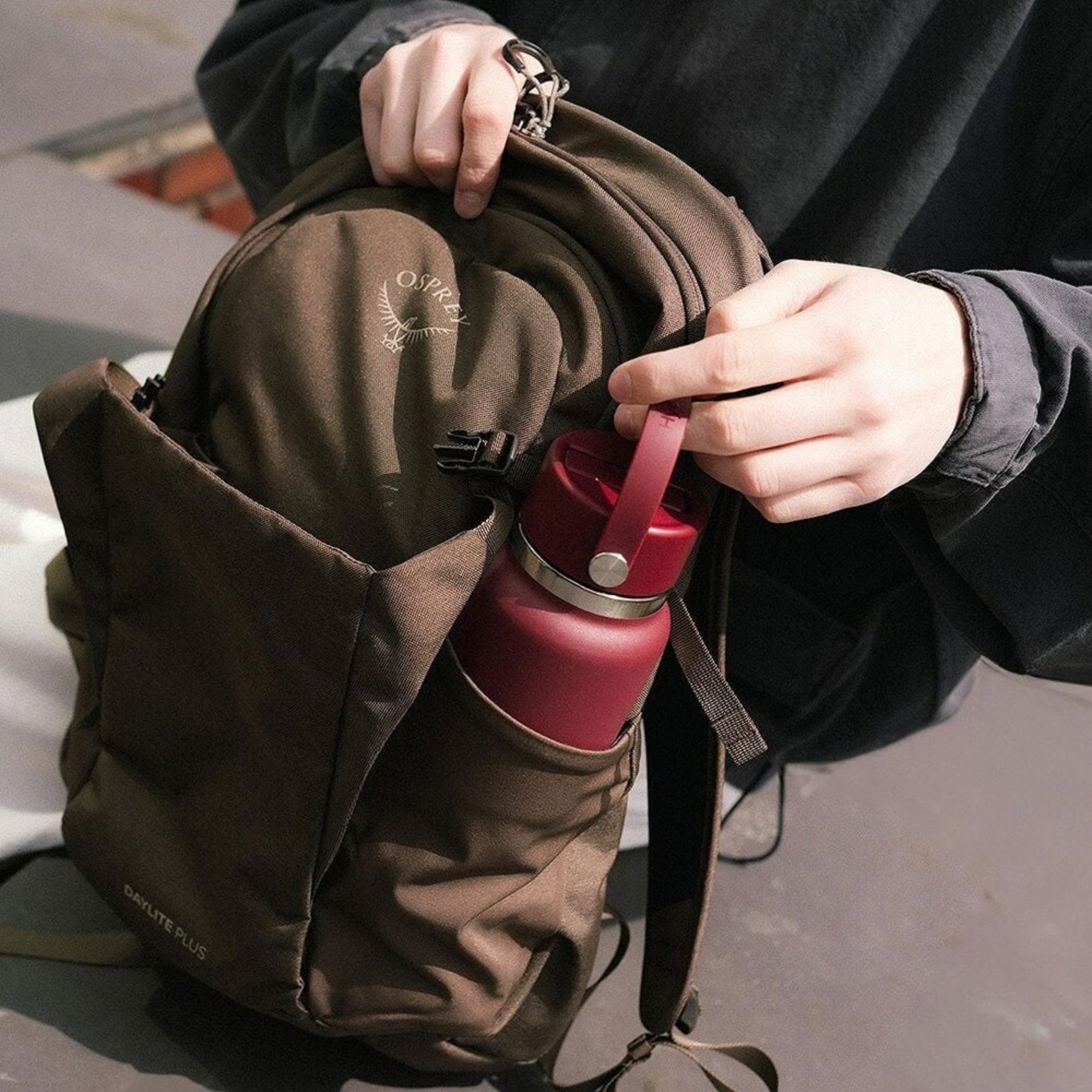 Osprey Daylite Plus Driftshade zaino multiruolo da 20 litri con scomparto per laptop e sacca idrica, tasche laterali in mesh, cinghie di compressione e schienale traspirante AirScape, in edizione limitata per trekking, viaggi e uso quotidiano.