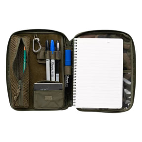 Helikon-Tex A5 Notebook Cover pouch EDC in Cordura con ampio pannello frontale in velcro e logo del brand, chiusura a cerniera superiore e tiretti in paracord. Organizer tattico portadocumenti e per accessori.