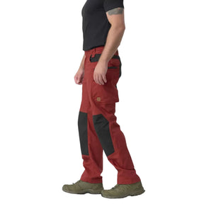 Helikon-Tex Pilgrim Pants pantaloni tecnici in tessuto DuraCanvas con rinforzi sulle ginocchia, tasche e vita rialzata per protezione renale. Ideali per bushcraft, escursionismo e attività outdoor impegnative.