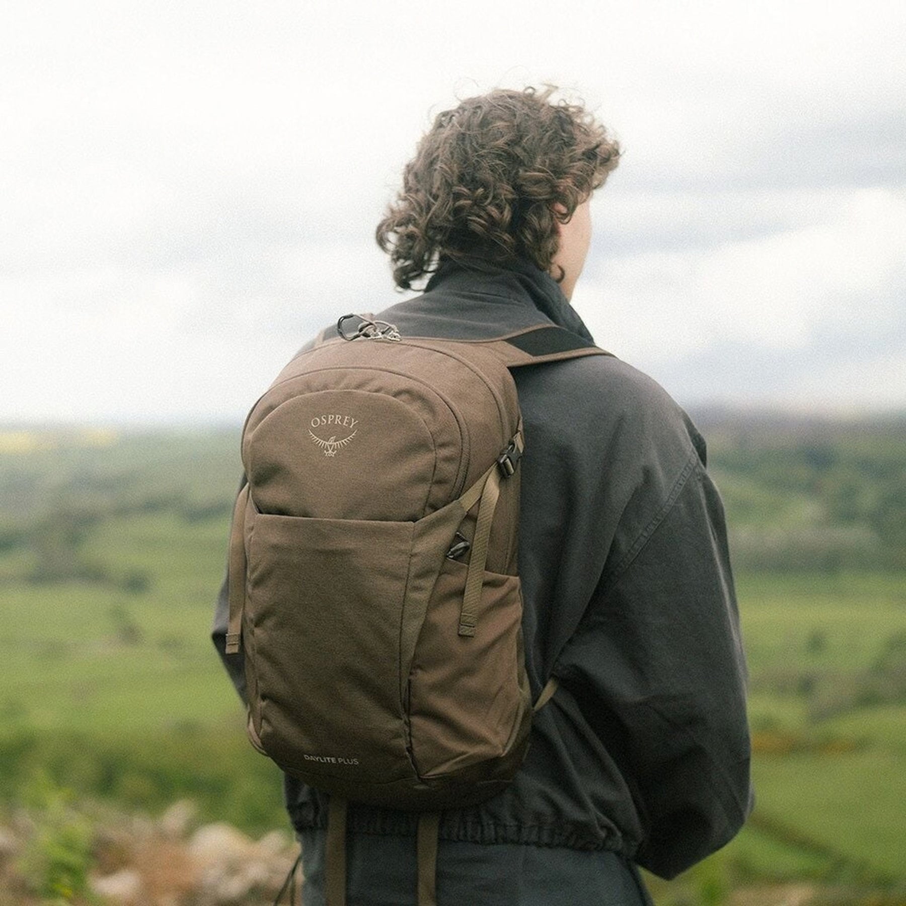 Osprey Daylite Plus Driftshade zaino multiruolo da 20 litri con scomparto per laptop e sacca idrica, tasche laterali in mesh, cinghie di compressione e schienale traspirante AirScape, in edizione limitata per trekking, viaggi e uso quotidiano.