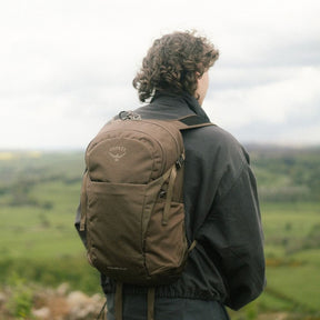 Osprey Daylite Plus Driftshade zaino multiruolo da 20 litri con scomparto per laptop e sacca idrica, tasche laterali in mesh, cinghie di compressione e schienale traspirante AirScape, in edizione limitata per trekking, viaggi e uso quotidiano.